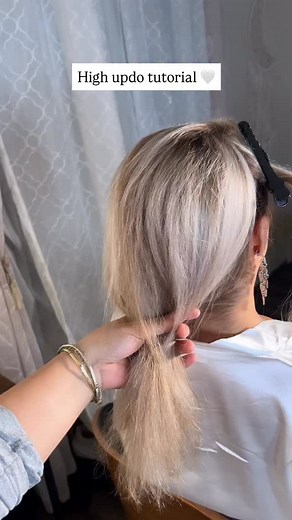 82 reactions | Quick high updo tutorial 懶 . : #hairdo #updo #highupdo #kimkupdo #messyupdo #montereyca #salinasca #montereybay #carmelca #bridalmakeup #softmakeup #weddingmakeup #weddinghair #weddinghairstylist #weddingmakeupartist #bridalhair #bigsur #2ndlook #bridalupdo #weddingupdo | Ale Bee | Facebook