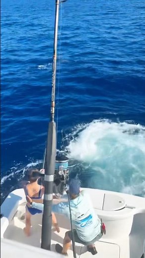 Swordfish fishing girl #saltwaterfishing #deepseafishing #girlfishing #sailfish #bluewater #boating