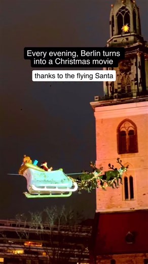 ✨Berlin’s Christmas Highlight✨ 🎅🏻One of the Christmas highlights in Berlin is definitely the Flying Santa with his reindeer. Every evening, he flies above the Christmas market at Rotes Rathaus, right next to Alexanderplatz.Up in the sky, Santa waves to the crowd, and shares stories about Berlin. For a moment the whole city feels like a Christmas movie 😍 📆Every day till 31 December ⏱️16.30, 18.30 and 20.30 📍Weihnachtsmarkt am Rotes Rathaus. #berlinchristmas #berlintips #berlincoolthings | Be