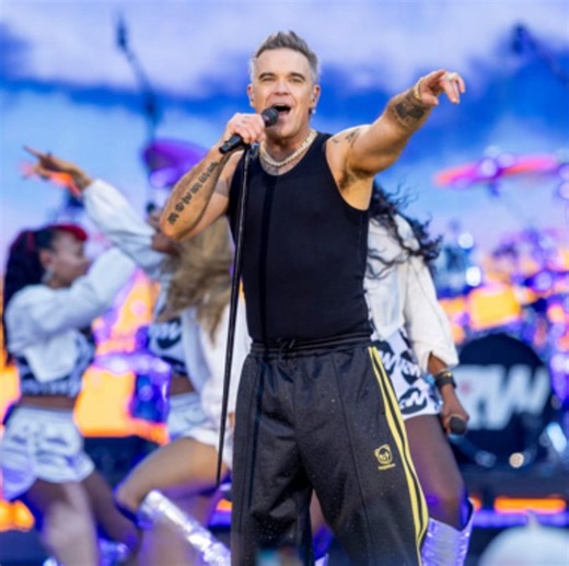 Rocking a full stadium, Robbie Williams belts out “Livin’ On A Prayer” during his Brit-Pop Tour this past week. 🎥 Credit: Gee Six #robbiewilliams #desmondchild | Desmond Child
