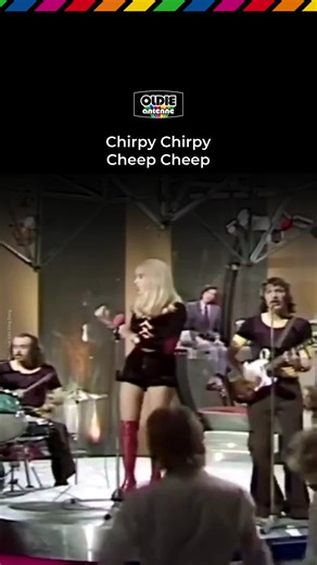 📻 Der ultimative Ohrwurm-Garant!🔥 „Where’s your mamma gone?“ – Sobald diese Zeile von Middle Of The Road aus den Boxen schallt, singen alle mit! 1971 stürmte dieser Hit die Charts und ist seitdem der Inbegriff von guter Laune. Ein Song, der beweist: Manchmal braucht es nur eine einfache Melodie, um Generationen auf die Tanzfläche zu bringen. 💃🕺 Wer von euch bekommt diesen Refrain heute auch nicht mehr aus dem Kopf? Schreibt es uns! 👇 #middleoftheroad #chirpychirpycheepcheep #70s