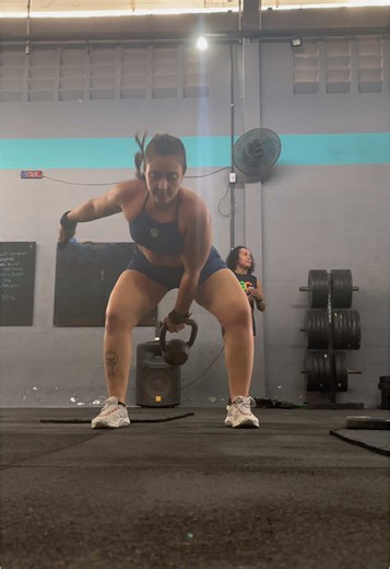 só partezinha de força do treino de hoje, pq no wod eu lasquei minha lombar e não filmei🥺🤡 #crossfit