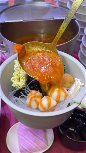 \\平日時間無制限!!/ 大人気食べ放題ランチ！！ ◤露菴 宗像店◢ なんと、本格的な具材入れ放題の麻辣湯が好きなだけ食べ放題🥹✨ 和食洋食中華料理まで揃って、スイーツの種類まで豊富で、平日は時間無制限で食べ放題は最高すぎる😭👏 平日のオープンしてすぐの時間帯でもお客さんが続々と来てて、そりゃ大人気店になるのにも納得🙂‍↕️ 席数多いけど、予約して行くのがおすすめだよ！ 夏休みやお盆休みに美味しいビュッフェをお腹いっぱい食べたい人はぜひ行ってみて🚗💨 ◤今回注文したコース◢ ★平日ランチ限定 旬菜ビュッフェ食べ放題コース 大人(2,300円) 子ども小学生(1,150円) 3歳以上幼児(500円) 3歳未満無料 ※時間無制限(平日限定) ※ソフトドリンクバーは料金に含まれています。 ◤詳細◢ 📍住所➤福岡県宗像市王丸字徳丸789-4 ⏰営業時間➤月水木金11:00~15:30/17:30~21:00、土日祝11:00~15:30/17:00~22:00 🗓定休日➤不定休 🚗駐車場➤あり ※営業時間は変更される場合があります。 ┈┈┈┈┈┈┈┈┈┈┈┈┈┈┈┈┈┈ この