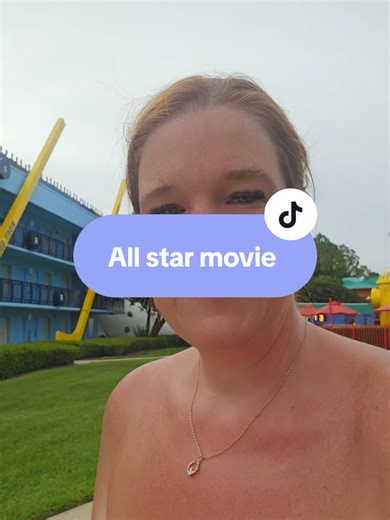 Voici le hall Star Movie au Walt Disney World Resort : un décor incroyable qui vous replonge dans votre enfance avec des films mythiques comme Toy Story et Les Dalmatiens ! 🌟 La magie Disney, c’est aussi ça. #DisneyMagic #Nostalgie #WaltDisneyWorld #StarMovie #MagieDisney