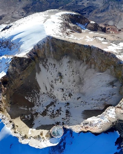 El Pico de Orizaba, conocido en náhuatl como Citlaltépetl —“Monte de la Estrella”—, es la montaña más alta de México y la tercera más alta de América del Norte, con una altitud de 5 636 metros sobre el nivel del mar. Se encuentra entre los estados de Puebla y Veracruz, dominando el horizonte con su figura perfectamente cónica y coronada por un glaciar que, a pesar del paso del tiempo, aún resiste como un fragmento de la era de hielo. El cráter del volcán tiene unos 478 metros de profundidad y ce