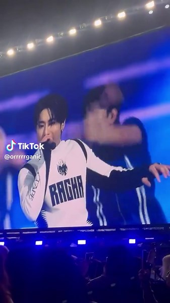 Changbin Reveals Impressive Abs in Stray Kids Performance
