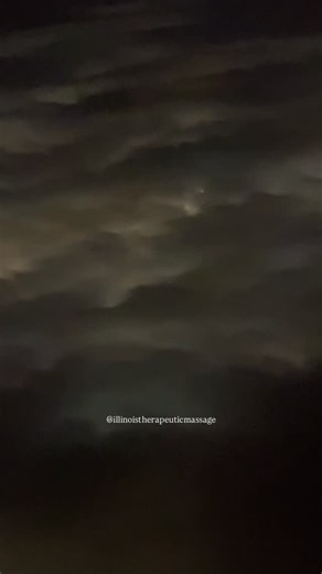 Did you know your appendix isn’t just a “spare part”? 👀 This tiny structure is actually a lymphatic organ—and it plays a supportive role in your immune and digestive health. Your appendix contains lymphatic tissue that helps monitor bacteria in the gut, supports immune responses, and contributes to a healthier microbiome. While we often hear about it only when there’s a problem, it’s actually one of the quiet helpers in your body’s natural defense system. ✨ At Illinois Therapeutic Massage, we l