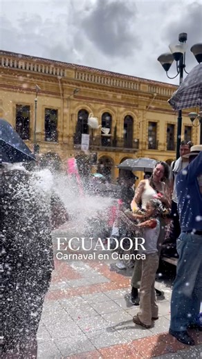 Así se vive el Carnaval en Cuenca, Ecuador 🎉💦 Este video es una pequeña recopilación de lo que fue el desfile de Carnaval 2025. 🎊No te pierdas la oportunidad de disfrutar el de este año y de celebrar de la mejor manera en todo el Ecuador este feriado de Carnaval. #ecuador #cuenca #turismo #equador #travel #holidayhours | Mari en ruta