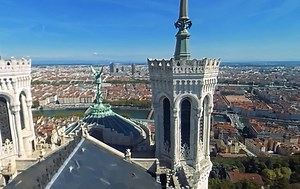 🇫🇷 En immersion dans #Lyon à 360°... quel bonheur ! 😍 😀 A vous de jouer ! 🇬🇧 Get an immersive experience of #Lyon! 🤩 👉 Pivot your phone up and down and sideways! ________ Video : Renard vision | ONLY LYON
