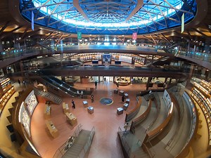 石川県立図書館【公式】 on Instagram: "今年最後の開館終了。うれしいとき、かなしいとき、誰かといたいとき、一人になりたいとき。どんなときも、なんらかお役に立てていたなら幸いです。 どうぞよいお年をお迎えください。 2025年は1/4(土)10:00～、来年もたくさんのご利用お待ちしてます♪ #石川県立図書館 #百万石ビブリオバウム #石川県 #図書館"