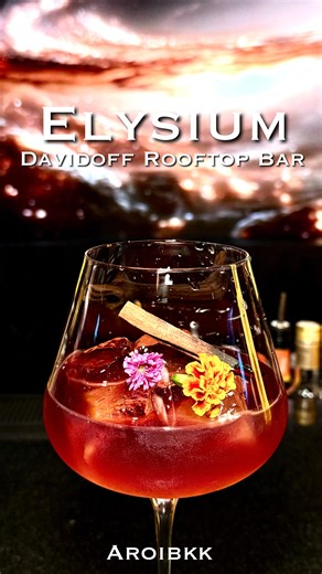 🍴 Curated Taste of Thailand 🇹🇭 on Instagram: "✨ ELYSIUM – Immersive Club & Davidoff Rooftop Bar เปิดใหม่แห่งแรกในไทย! ที่เห็นวิวเมืองยามค่ำและดีไซน์แบบ Immersive ไว้ในที่เดียว ไฮไลต์คือ Davidoff Rooftop Bar แห่งแรกในประเทศไทย ดีไซน์โทนเข้ม หรู และดู modern บรรยากาศแบบ futuristic มาก เหมือนหลุดเข้าไปอีกโลกหนึ่ง บน Rooftop จะเห็นวิวโล่ง 180° พร้อมโต๊ะโซฟานั่งสบาย ส่วนด้านในเป็น Immersive Bar ที่มีจอ LED ขนาดใหญ่ลายคล้ายออโรร่าเคลื่อนไหวตลอดเวลาสวยจนเหมือนอยู่ในห้องแสดงศิลปะแบบ immersive gallery