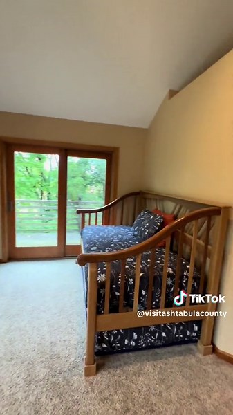 You’ll want to book this charming rental for your next family vacation! 🌳💦☀️☕️🏡🏕️🪶 Sleeps up to 16 Guests Luxurious Hot Tub Glow Family Game Room Recreational Pond Kayaks & Pedal Boat Fire Pit Fully Stocked Kitchen 14 Acres of Woods Views from Every Window 360 Degree Wraparound Deck Book your next stay through the link in our bio! 📲