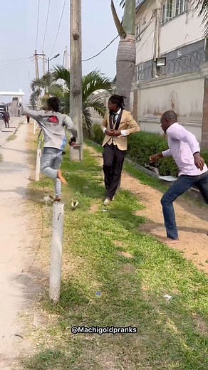 40K views · 843 reactions | Making people think my phone was stolen from them 藍share after watching  cc @mazitundeednut @yabaleftonline @krakstv @pulsenigeria247 #reels #pranks #Machigoldpranks #viral | Machigoldpranks | Facebook