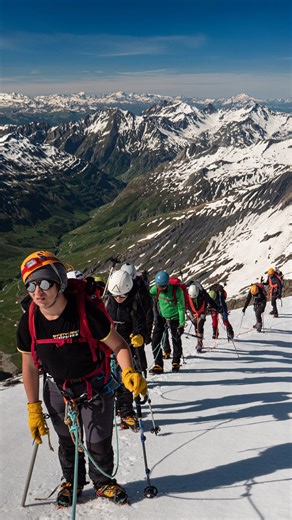 L’appréhension de descendre en rappel pour la première fois ! Ce jeune des quartiers d’Albertville découvrir l’alpinisme lors de l’ascension du Mont Blanc avec des amis et un guide. 🍿 Le film YALLAH, PLUS HAUT QUE LE MONT BLANC est disponible en streaming sur Uptrack (lien en bio). Réalisé par @margaux_meurisse et @ju.louvrierdelimage Produit par @lesouvriersdelimage | Uptrack