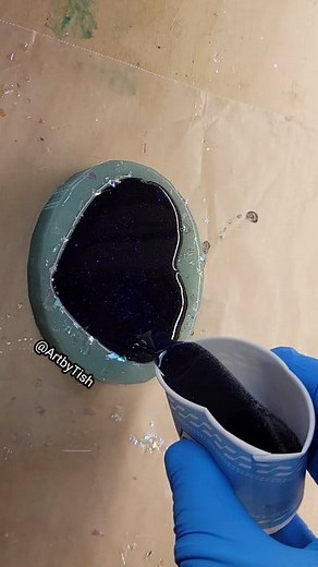 13K views · 722 reactions |  pour #resin #pouring #pouringart #resincraft #resincrafting #resincoasters #resinwork #resinartwork #resinpour #pouringresin #resincreations | Art by Tish | Facebook