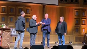 15K views · 342 reactions | Es war mir eine Ehre! John Cleese segnet mich und Bernhard Murg Kabarett Simpl im Globe Wien Wichtig war nur, dass da Nia auch eine abbekommen hat...  PS: Cleese und Niavarani live, what a funny night! Gernot | Gernot Kulis | Facebook