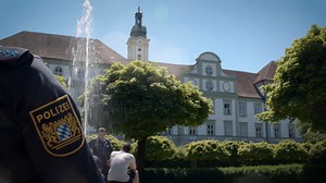Die Bayerische Polizei bietet seit 75 Jahren einen sicheren Arbeitsplatz, Aufstiegsmöglichkeiten und die Vereinbarkeit von Familie und Beruf. Nach einem vielfältigen und modernen Studium an einem der drei Standorte der Hochschule erwarten Euch interessante und abwechslungsreiche Tätigkeiten bei der Bayerischen Polizei. Weitere Infos und die Möglichkeit Euch zu bewerben findet Ihr unter: https://www.mit-sicherheit-anders.de/dein-beruf/ #WirfürEuch Polizei Bayern Karriere | Bayerisches Innenminist