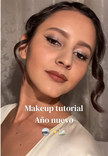 Makeup tutorial año nuevo 🪩✨🦢 #makeuptutorial #makeup #añonuevo #añonuevo2026 #glittermakeup