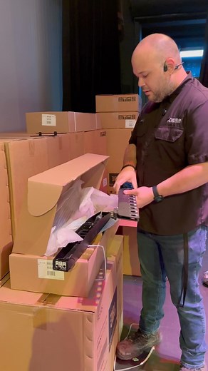 🔊 El bumper que se usa para montar las bocinas al punto de rigeo es una estructura metálica diseñada específicamente para suspender de forma segura varios modelos de bocinas (line array o similares) desde un sistema de rigging (estructura de suspensión, grúa o truss). ✅ El sonido no se improvisa, se planifica. Para lograr una cobertura óptima y segura, utilizamos bumpers diseñados específicamente para el montaje de sistemas de bocinas en el punto de rigging. 🎯 Cada componente cuenta: desde el