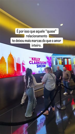 Senta aqui, vamos conversar… 💛 É por isso que aquele “quase” te marcou tanto. Porque, às vezes, o que mais dói não é o fim é o que nunca chegou a começar. O “quase” tem um tipo de poder silencioso. Ele te faz acreditar que faltou só um pouco pra dar certo. Um pouco mais de tempo, de esforço, de sorte, de amor. E é isso que te prende: a ideia de que quase podia ter sido tudo. Mas o que machuca mesmo não é o outro. É o vazio que o “quase” deixa dentro da gente um espaço sem fechamento, sem respos