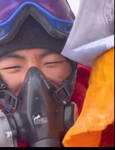 Tashi Delek la … 💐💐💐 Royal Bhutan Army Lieutenant Jigme Pelden Dorje has become the first Bhutanese to summit the world’s highest mountain, Mt. Everest. Proud moment for Us Bhutanese 🇧🇹. Real Hero 🫡🫡🫡🇧🇹 #thehimalayantimes #jigmepeldondorje #bhutanese# | Karma jerry