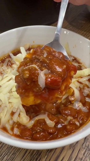 Recipe •1 lb of ground beef salt, pepper, garlic powder •1 chopped onion •1/4 cup chopped jalapeños or green chili •1 TBSP minced garlic •2 TBSP chili powder •1 TBSP paprika •1/2 tsp each of salt and pepper •1 tsp onion powder •1/2 tsp cumin •2 15.5 oz cans of chili beans (I like using hot chili beans) •1 14.5 oz can of diced tomatoes •1 6oz can of tomato paste •1 can of water (I like filling up one of the chili bean cans) • brown ground beef and onion in a skillet and season with a little bit o