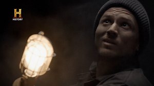 801K views · 29K reactions | Todos saben que mantener el anonimato mientras se comete un delito es muy importante. Pese a ello, uno de los integrantes de la banda no pudo soportar la presión entre tanto problema y habló de más… #GrandesRobosDeLaHistoria | HISTORY | Facebook