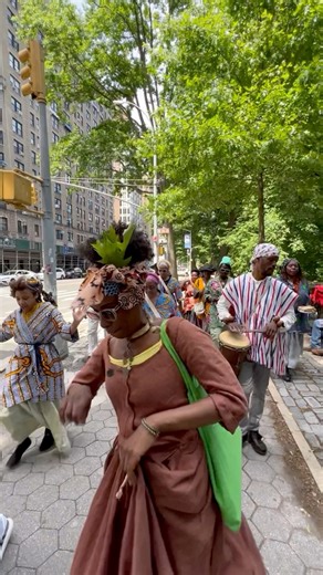 “What does Afroterpretation look like in practice?” The Pinkster Stroll was the first Living History or reenactment that I developed based on an Afroterpretation model. Afroterpretation is also Black designed, led, and run. My goal was to create an event for modern Black New Yorkers to connect with the experiences of enslaved and free Africans in 18th and 19th c NY on their was to a Pinkster Celebration through which they would start traditions that builds community, and center their own spiritu