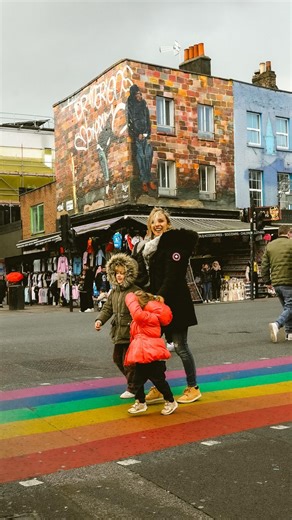 📍 Camden Town – planes top para familias 👉GUÍA rápida de lo mejor que realmente merece la pena 🧳🇬🇧 🛍️ Mercadillos y tiendas únicas Camden Market — shopping alternativo con moda vintage, artesanía, juguetes y puestos curiosos. Queen’s Crescent Market: mercado tradicional con comida, ropa y productos curiosos. 👕 Tiendas curiosas Tiendas independientes con ropa vintage, diseño local y cultura alternativa. No olvides echar un vistazo a Cyberdog si os va lo loco y diferente 😎 🍔 🌭Dónde comer