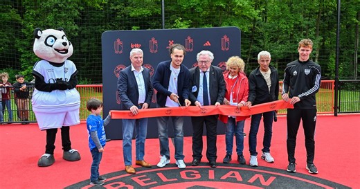 Le Diable Rouge Arthur Theate a inauguré un "Red court" à Eupen, "là où tout s'est fait et où j'ai découvert le foot professionnel" (vidéo)