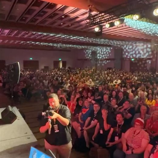 LAURA VANDERVOORT [11:11] on Instagram: "Wow Toronto! Thank you for all the love you gave us today. Friday and Saturday have been an absolute blast. One more day to go! @fanexpocanada 🫶🏻 Video credit @themichaelrosenbaum (he wanted to make sure he was credited 🤣)"