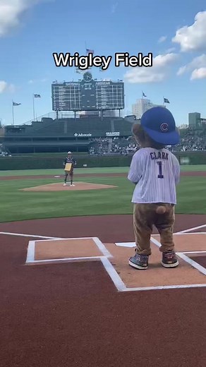 #wrigleyfield #cubs #coachballgame @cubs