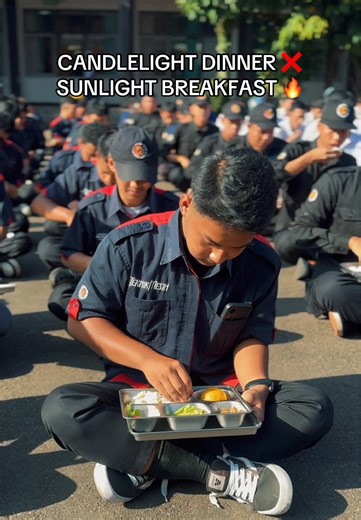 Soaking up everybdrop of this morning glow alias sarapan pagi dengan panon poe Fyi : kegiatan ini berlangsung setelah habituasi LDDT ( Latihan Dasar Disiplin Teknologi ) Ketarunaan dan Senam Pagi , dan MBG nya hadir too early alias nyubuh jadi sekalian dilaksanakan di lapangan upacara 😁 #MBG #SMKN2bandung #SMK #TWOTECH #breakfast
