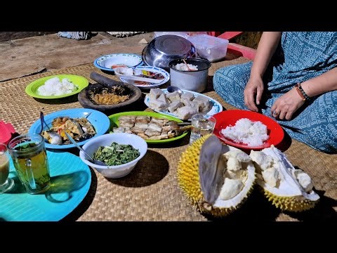 Menu Buka Puasa Patin Batu'up & Kue Amparan Tatak | Traditional Dayak Cooking in the Forest