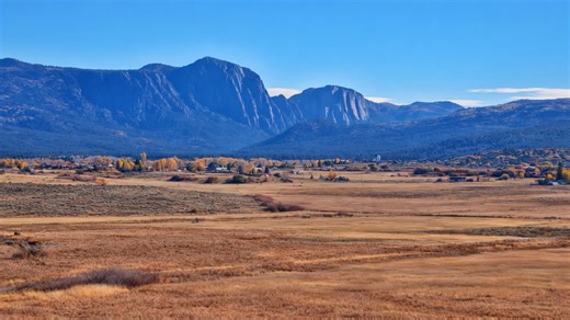 The cliffs that rise above wide open plains in New Mexico