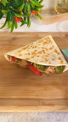 Huma Zeeshan on Instagram: "Chicken Fajita Parcels ✅Ingredients List ▪️Chicken Marination Boneless chicken 450 g Salt 1 tsp Red chili flakes 1 tsp Paprika powder 1 tsp Black pepper powder 1/2 tsp Cumin seeds 1 tsp Oregano 1 tsp Garlic paste 1 tbsp Lemon juice 1 tbsp Soya sauce 1 tbsp Chili Sauce 1 tsp Oil 1 tbsp Onion 1 Capsicum 1 Bell pepper 1 Green chilies 2 ▪️Sauce Mayonnaise 4 tbsp Chill sauce 1 tbsp Mustard paste 1 tsp Water 2 tbsp ▪️Assembling Tortilla 6 Sauce Mozzarella cheese as required