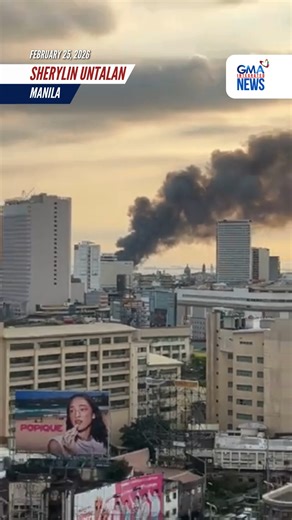 Kasalukuyang may sunog sa bahagi ng Barangay 655 sa Intramuros, Manila kung saan makikita ang makapal na usok mula sa isang gusali. Itinaas na sa ikatlong alarma ang sunog bandang 5:16 PM. Video Courtesy: Sherylin Untalan/GMA News Online BASAHIN: https://www.gmanetwork.com/news/topstories/metro/977866/intramuros-fire-response-area/story/ | GMA News