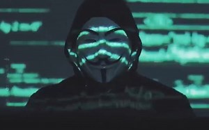 “我不会相信你们这些腐败组织会履行正义，我会向世界曝光你们的罪行。”黑客组织“匿名者”对美国警察发出警告。