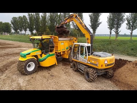 Spreading chicken manure | Ploeger AT4103 DNMS Tebbe Spreader