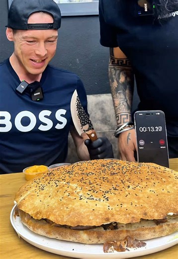 Das ist der größte Döner der Schweiz. 😱🇨🇭 Seit Wochen geht diese kebab Challenge viral und ich wurde tausendfach markiert. ✅ Jetzt fahre ich nach Biel zu @alamanyakebab und versuche ihn. 🥙 Bisher soll ihn noch niemand geschafft haben.😳 Let’s Go! 🔥 #bigm #challenge #döner #kebab #kebap