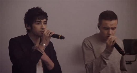 One Direction Brasil 🇧🇷 on Instagram: "🇧🇷 30 segundos de vídeo e uma nostalgia pura! Uma palhinha de Little Things em This Is Us é uma das melhores partes. Não sei o que é melhor: a cena do Harry com o Niall ou o Liam e o Louis atrás nem ligando porque já estavam acostumados com esse caos 🤣🤣 E não dá pra deixar de falar dos vocais impecáveis, né? Com instrumento ou não, eles sempre entregavam ❤️ (sou apaixonada nesse começo da voz do Liam e do Zayn juntas, incríveis, sério) 😭 🇬🇧 30 seco