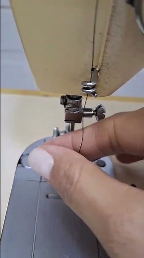 Como passar linha na Máquina doméstica Singer 247 !!👌