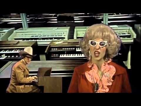 Andrea Martin - Montage