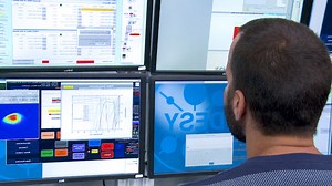 An Experimental Protocol for Femtosecond NIR/UV - XUV Pump-Probe Experiments with Free-Electron Lasers