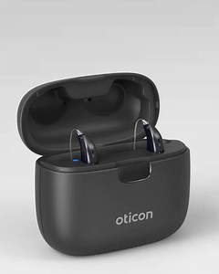 Lernen Sie den praktischen SmartCharger für Oticon More™ kennen - damit Ihre Hörgeräte auf Reisen mit Strom versorgt, trocken und geschützt bleiben. Erfahren Sie mehr unter: https://otic.one/ybM | Oticon