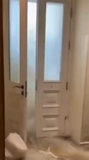 🔴Σοβαρά προβλήματα προκάλεσε η καταιγίδα «Χάρι», η οποία έπληξε τη Μάλτα για περισσότερες από 24 ώρες, από τη Δευτέρα έως και την Τρίτη. Τα έντονα φαινόμενα επηρέασαν κυρίως παραλιακές περιοχές του νησιού, με ισχυρούς ανέμους και πολύ υψηλά κύματα να προκαλούν πλημμύρες και εκτεταμένες ζημιές. 📷Συγκλονιστικό βίντεο καταγράφει τη στιγμή που ορμητικά κύματα εισβάλλουν σε κτίριο, αποτυπώνοντας τη σφοδρότητα της κακοκαιρίας. #MegaGegonota #MegaNews #News #MegaTV | MEGA News