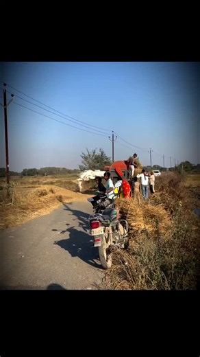 Subhash on Instagram: "日本利用压电瓷砖将脚步转化为电能。这些瓷砖捕捉来自你脚步的动能。当你行走时，你的重量和动作会对瓷砖产生压力。瓷砖会轻微弯曲，从而产生机械应力。瓷砖内部的压电材料将这种应力转化为电能。每一步都会产生少量电荷，而数百万步结合在一起就能产生足够的电力来驱动LED灯、数字显示屏和传感器。在像涩谷车站这样繁忙的地方，每天约有240万个脚步为这一系统作出贡献。这些电能可以被储存或立即使用，从而减少对传统电力来源的依赖，并支持可持续的城市基础设施。这种方法将日常运动转化为实用的可再生能源。#日本 #知识 #事实 #你知道吗 #推荐 科技 创新 历史 技术 实验 热门"