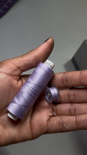 GABRIELLE CLARKE. on Instagram: "🤯 This bobbin loading hack will blow your mind! Watch to the end and comment YES for a direct link to a full review of the Singer 4423 HD Sewing Machine. ⠀ I’m always showing you guys how I sew things but some of you are still stuck at threading your sewing machine. This is for YOU. ⠀ 🎥 Youtube: SEW QUAINT | subscribe for more sewing tips + tutorials and follow @sewquaint for more videos like this one. ⠀ ⠀ #sewist #sewcialists #sewistsofinstagram #beginnersewin