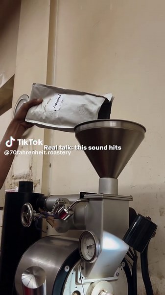 Let sound of cracking beans and the aroma of fresh roast calm your senses. This’s your moment of peace roasting in real time 🤗 What do you feel when you hear this sound of coffee beans roasting? Is it calming?