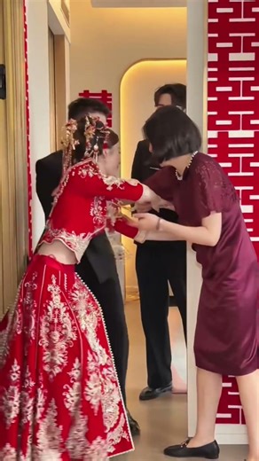 Chinese Wedding Day Gone Hilariously Wrong 😂💖 Bride’s Cutest Laughing Moment Ever 👰✨ #shorts